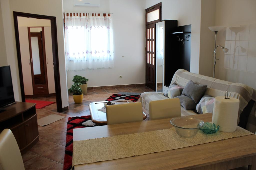 רייקה Apartment Mis Floura מראה חיצוני תמונה